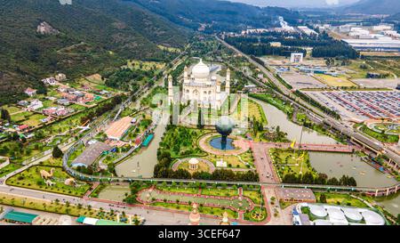 Atemberaubender Blick aus der Vogelperspektive auf den Jaime Duque Park in Briceño, Bogotá, mit üppigen Landschaften und ikonischen Strukturen. Stockfoto