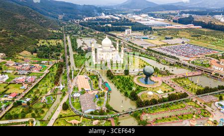 Ein atemberaubender Blick aus der Luft auf den Jaime Duque Park mit seinen Attraktionen, üppigem Grün und einzigartiger Architektur in Briceño, Cundinamarca. Stockfoto