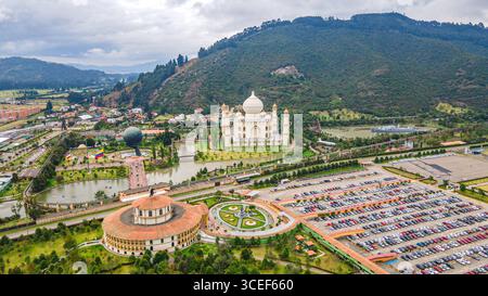 Atemberaubende Aussicht aus der Luft auf den Jaime Duque Park mit ikonischer Architektur, üppigem Grün und malerischer Landschaft in der Nähe von Bogota, Cundinamarca. Stockfoto