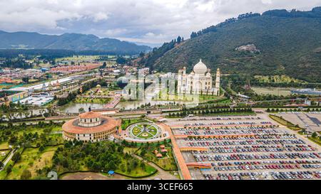 Ein atemberaubender Blick aus der Luft auf den Jaime Duque Park in Briceño, Cundinamarca, Kolumbien, mit seinen einzigartigen Attraktionen und seiner natürlichen Schönheit. Stockfoto