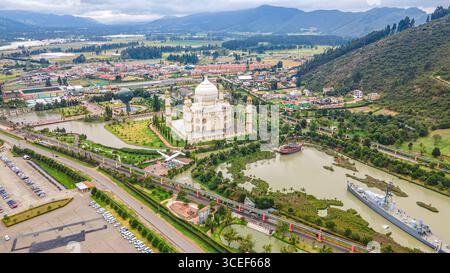 Atemberaubende Aussicht aus der Vogelperspektive auf den Jaime Duque Park in Briceño, Bogotá, mit üppigen Landschaften, Wasserkörpern und der ikonischen Nachbildung des Taj Mahal. Stockfoto