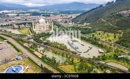 Atemberaubender Blick aus der Luft auf den Jaime Duque Park mit einer Nachbildung des Taj Mahal, Grün und bezaubernder Landschaft in Briceño, Cundinamarca, Kolumbien. Stockfoto