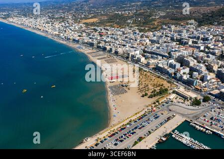 Luftaufnahme von Rethymno Stadt, Strand und Marina auf Kreta, Griechenland Stockfoto