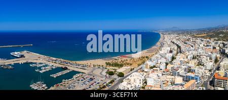 Luftaufnahme der Stadt Rethymno, der Küste und des Yachthafens auf Kreta, Griechenland Stockfoto