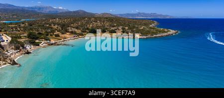 Blick aus der Vogelperspektive auf Voulisma Beach mit türkisfarbenem Wasser und Sandstrand Stockfoto