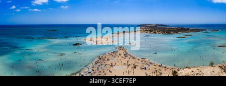 Blick aus der Vogelperspektive auf Elafonisi Beach mit Sandbar und türkisfarbenem Wasser Stockfoto
