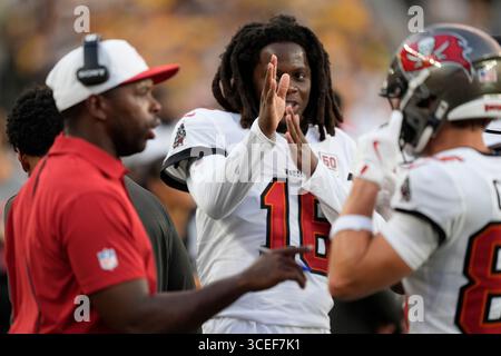 Pittsburgh, Pennsylvania, USA. August 2025. 16. August 2025: Teddy Bridgewater #16 beim Vorsaisonspiel der Pittsburgh Steelers und Tampa Bay Buccaneers im Acrisure Stadium in Pittsburgh, PA. Brook Ward/scheinbare Media Group (Kreditbild: © AMG/AMG via ZUMA Press Wire) NUR REDAKTIONELLE VERWENDUNG! Nicht für kommerzielle ZWECKE! Stockfoto