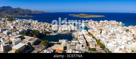 Blick aus der Vogelperspektive auf Agios Nikolaos mit Hafen und See Voulismeni Stockfoto