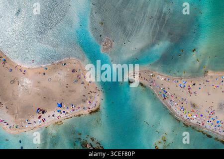 Blick aus der Vogelperspektive auf Elafonisi Beach mit Sandstrand und türkisfarbenem Wasser Stockfoto
