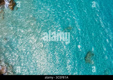 Blick aus der Vogelperspektive auf das türkisfarbene Wasser und die Küste am Strand von Voulisma, Kreta Stockfoto