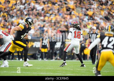 Pittsburgh, Pennsylvania, USA. August 2025. 16. August 2025: Teddy Bridgewater #16 beim Vorsaisonspiel der Pittsburgh Steelers und Tampa Bay Buccaneers im Acrisure Stadium in Pittsburgh, PA. Brook Ward/scheinbare Media Group (Kreditbild: © AMG/AMG via ZUMA Press Wire) NUR REDAKTIONELLE VERWENDUNG! Nicht für kommerzielle ZWECKE! Stockfoto