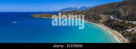Blick aus der Vogelperspektive auf den Strand von Voulisma mit türkisfarbenem Wasser auf Kreta, Griechenland Stockfoto