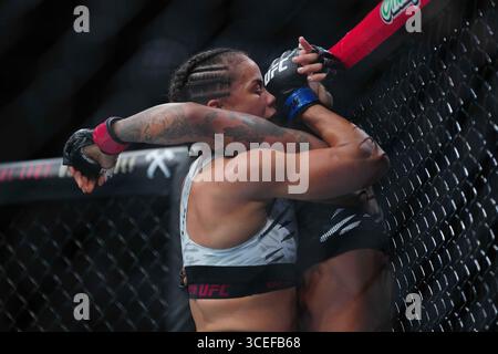Chicago, Il, Chicago, Il, USA. August 2025. CHICAGO, IL - 16. August: Karine Silva und Dione Barbosameet im Achteck für einen 3-Runden-Kampf während UFC 319 - du Plessis vs Chimaev im United Center am 16. August 2025 in Chicago, IL (Foto: Louis Grasse/PxImages) (Credit Image: © Louis Grasse/PX Imagens via ZUMA Press Wire) NUR REDAKTIONELLE VERWENDUNG! Nicht für kommerzielle ZWECKE! Stockfoto