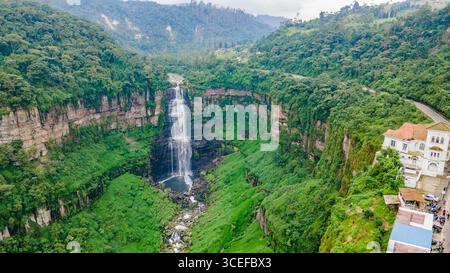 Ein atemberaubender Blick aus der Luft auf einen herrlichen Wasserfall umgeben von üppigem Grün, gelegen im Jaime Duque Park, Briceño, Cundinamarca, Kolumbien. Stockfoto