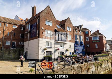 Blick vom Biergarten im Duke of York Pub im Sommer in Whitby, North Yorkshire Stockfoto