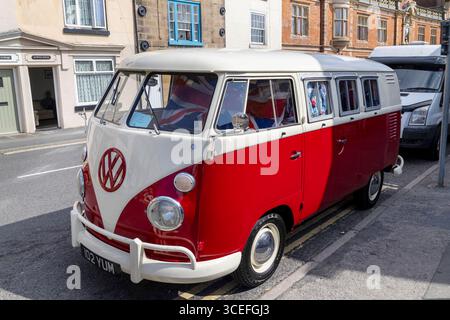 Volkswagen Campervan 1962 im Maroon 102 YUM Classic Car Stockfoto