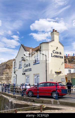 Das Cod & Lobster Real Ale and Pub Food Public House im Hafen an der Küste von Staithes, North Yorkshire, England, Großbritannien Stockfoto