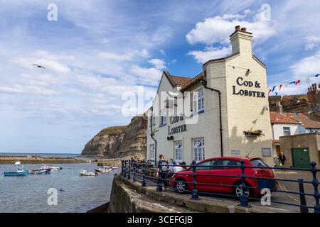 Das Cod & Lobster Real Ale and Pub Food Public House im Hafen an der Küste von Staithes, North Yorkshire, England, Großbritannien Stockfoto