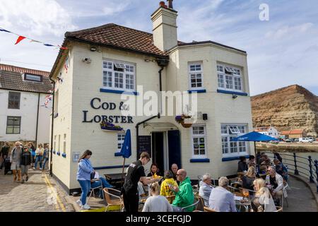 Das Cod & Lobster Real Ale and Pub Food Public House im Hafen an der Küste von Staithes, North Yorkshire, England, Großbritannien Stockfoto