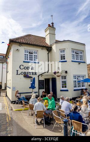 Das Cod & Lobster Real Ale and Pub Food Public House im Hafen an der Küste von Staithes, North Yorkshire, England, Großbritannien Stockfoto