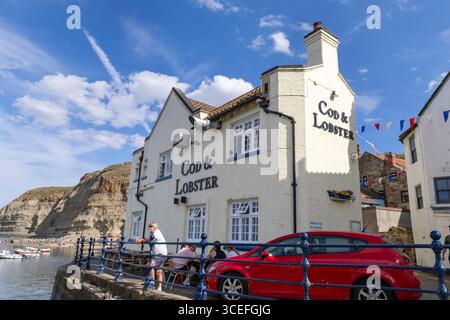 Das Cod & Lobster Real Ale and Pub Food Public House im Hafen an der Küste von Staithes, North Yorkshire, England, Großbritannien Stockfoto