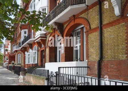 Chelsea District in London, markante alte Apartmentgebäude mit mehrfarbigen Ziegeln Stockfoto