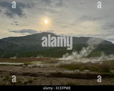 Sonnenuntergang im Sommer mit der Laugarfjall Lavakuppel im Hintergrund des Haukadalur Valley geothermischen Feldes. Stockfoto