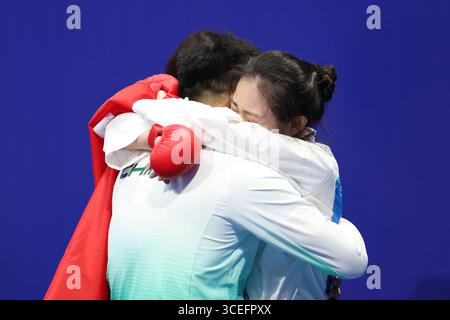 Chengdu, China. 9. August 2025. Die Chinesin Gong Li gewinnt die 61 kg Kumit-Goldmedaille der Frauen, nachdem sie ihre japanische Rivale Sarara Shimada bei den Weltspielen in Chengdu, der Hauptstadt der südwestlichen Provinz Sichuan, am 9. August 2025 besiegt hatte. Quelle: Tian Yuhao/China News Service/Alamy Live News Stockfoto