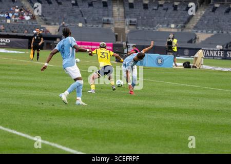 New York, NY, 17. August 2025: Andy Najar (31) von Nashville SC verteidigt sich während des regulären Saisonspiels im Yankee-Stadion in New York, NY am 17. August 2025. NYCFC gewann mit 2:1. Quelle: Lev Radin/Alamy News Live Stockfoto