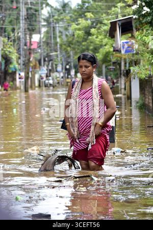 Guwahati, Guwahati, Indien. August 2025. Eine Frau wate durch die überflutete Straße nach Regen in Guwahati Indien am Sonntag, den 17. August 2025 (Foto: © Dasarath Deka/ZUMA Press Wire) NUR REDAKTIONELLE VERWENDUNG! Nicht für kommerzielle ZWECKE! Quelle: ZUMA Press, Inc./Alamy Live News Stockfoto