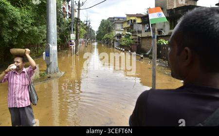 Guwahati, Guwahati, Indien. August 2025. Ein Mann wate durch die überflutete Straße nach Regen in Guwahati Indien am Sonntag, den 17. August 2025 (Foto: © Dasarath Deka/ZUMA Press Wire) NUR REDAKTIONELLE VERWENDUNG! Nicht für kommerzielle ZWECKE! Quelle: ZUMA Press, Inc./Alamy Live News Stockfoto