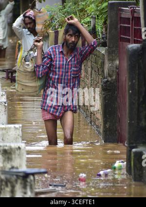 Guwahati, Guwahati, Indien. August 2025. Die Menschen waten durch die überflutete Straße nach Regen in Guwahati Indien am Sonntag, den 17. August 2025. (Kreditbild: © Dasarath Deka/ZUMA Press Wire) NUR REDAKTIONELLE VERWENDUNG! Nicht für kommerzielle ZWECKE! Quelle: ZUMA Press, Inc./Alamy Live News Stockfoto