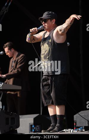 WARMDUSCHER, KONZERT, 2025: Craig Higgins (Cams Baker Jr.) von der Rockband Warmduscher spielt auf der Bergbühne. Brecon, Wales, Großbritannien, 17. August 2025. Das Green Man Festival 2025. Foto: Rob Watkins/Alamy Live News. INFO: Warmduscher ist eine 2014 in London gegründete Band, die Funk, Punk und verschlafenen Rock mit surrealem Humor verbindet. Bekannt für wilde Live-Shows, sorgt der krasselige Sound für Chaos und Groove. Stockfoto