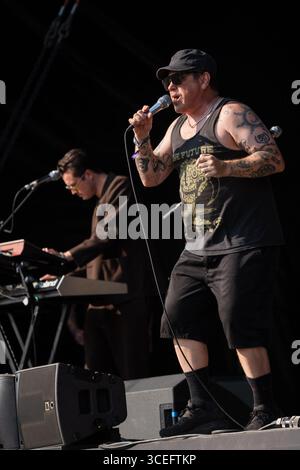 WARMDUSCHER, KONZERT, 2025: Craig Higgins (Cams Baker Jr.) von der Rockband Warmduscher spielt auf der Bergbühne. Brecon, Wales, Großbritannien, 17. August 2025. Das Green Man Festival 2025. Foto: Rob Watkins/Alamy Live News. INFO: Warmduscher ist eine 2014 in London gegründete Band, die Funk, Punk und verschlafenen Rock mit surrealem Humor verbindet. Bekannt für wilde Live-Shows, sorgt der krasselige Sound für Chaos und Groove. Stockfoto
