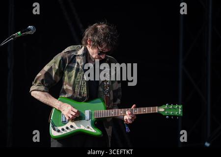 WARMDUSCHER, KONZERT, 2025: Adam J. Harmer (Quicksand) an der Gitarre der Rockband Warmduscher spielt auf der Bergbühne. Brecon, Wales, Großbritannien, 17. August 2025. Das Green Man Festival 2025. Foto: Rob Watkins/Alamy Live News. INFO: Warmduscher ist eine 2014 in London gegründete Band, die Funk, Punk und verschlafenen Rock mit surrealem Humor verbindet. Bekannt für wilde Live-Shows, sorgt der krasselige Sound für Chaos und Groove. Stockfoto
