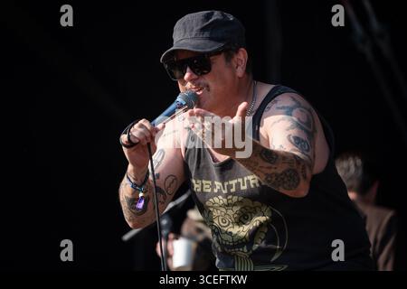 WARMDUSCHER, KONZERT, 2025: Craig Higgins (Cams Baker Jr.) von der Rockband Warmduscher spielt auf der Bergbühne. Brecon, Wales, Großbritannien, 17. August 2025. Das Green Man Festival 2025. Foto: Rob Watkins/Alamy Live News. INFO: Warmduscher ist eine 2014 in London gegründete Band, die Funk, Punk und verschlafenen Rock mit surrealem Humor verbindet. Bekannt für wilde Live-Shows, sorgt der krasselige Sound für Chaos und Groove. Stockfoto