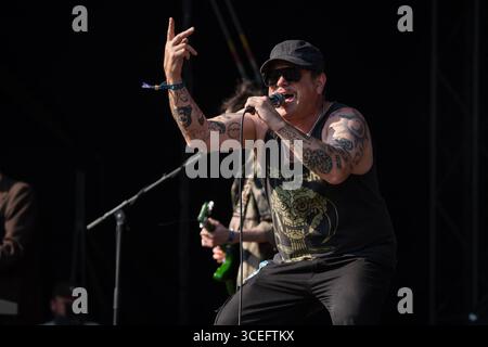 WARMDUSCHER, KONZERT, 2025: Craig Higgins (Cams Baker Jr.) von der Rockband Warmduscher spielt auf der Bergbühne. Brecon, Wales, Großbritannien, 17. August 2025. Das Green Man Festival 2025. Foto: Rob Watkins/Alamy Live News. INFO: Warmduscher ist eine 2014 in London gegründete Band, die Funk, Punk und verschlafenen Rock mit surrealem Humor verbindet. Bekannt für wilde Live-Shows, sorgt der krasselige Sound für Chaos und Groove. Stockfoto