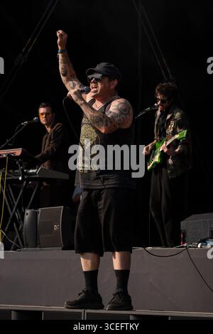 WARMDUSCHER, KONZERT, 2025: Craig Higgins (Cams Baker Jr.) von der Rockband Warmduscher spielt auf der Bergbühne. Brecon, Wales, Großbritannien, 17. August 2025. Das Green Man Festival 2025. Foto: Rob Watkins/Alamy Live News. INFO: Warmduscher ist eine 2014 in London gegründete Band, die Funk, Punk und verschlafenen Rock mit surrealem Humor verbindet. Bekannt für wilde Live-Shows, sorgt der krasselige Sound für Chaos und Groove. Stockfoto