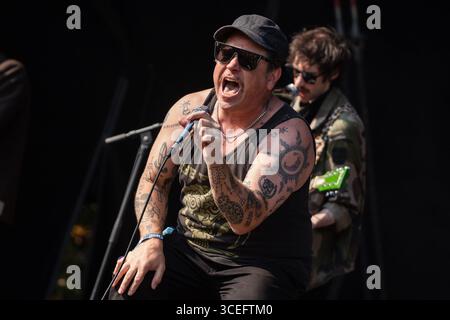 WARMDUSCHER, KONZERT, 2025: Craig Higgins (Cams Baker Jr.) von der Rockband Warmduscher spielt auf der Bergbühne. Brecon, Wales, Großbritannien, 17. August 2025. Das Green Man Festival 2025. Foto: Rob Watkins/Alamy Live News. INFO: Warmduscher ist eine 2014 in London gegründete Band, die Funk, Punk und verschlafenen Rock mit surrealem Humor verbindet. Bekannt für wilde Live-Shows, sorgt der krasselige Sound für Chaos und Groove. Stockfoto