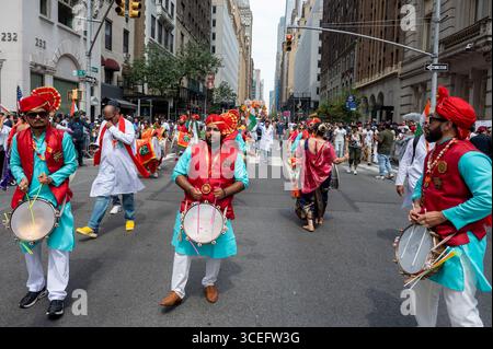 New York, Usa. August 2025. Die Drumgruppe nimmt an der 43. India Day Parade auf der Madison Avenue am 17. August 2025 in New York Teil. Die farbenfrohe Feier würdigte Indiens Unabhängigkeitstag und zeigte Kultur, Folklore und Traditionen mit lebhaften Darstellungen und Beteiligung der Gemeinschaft. Quelle: SOPA Images Limited/Alamy Live News Stockfoto