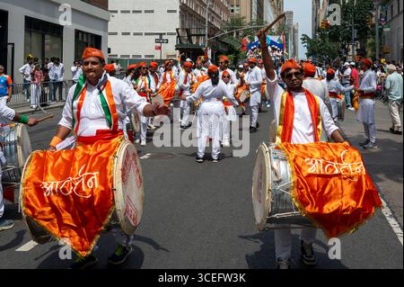 New York, Usa. August 2025. Die Drumgruppe nimmt an der 43. India Day Parade auf der Madison Avenue am 17. August 2025 in New York Teil. Die farbenfrohe Feier würdigte Indiens Unabhängigkeitstag und zeigte Kultur, Folklore und Traditionen mit lebhaften Darstellungen und Beteiligung der Gemeinschaft. Quelle: SOPA Images Limited/Alamy Live News Stockfoto