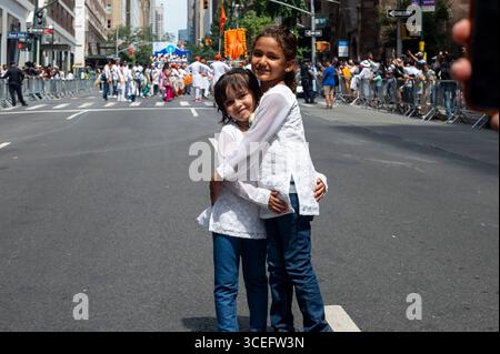 New York, Usa. August 2025. Mädchen posieren bei der 43. India Day Parade auf der Madison Avenue am 17. August 2025 in New York City. Die farbenfrohe Feier würdigte Indiens Unabhängigkeitstag und zeigte Kultur, Folklore und Traditionen mit lebhaften Darstellungen und Beteiligung der Gemeinschaft. Quelle: SOPA Images Limited/Alamy Live News Stockfoto