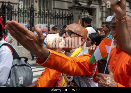 New York, Usa. August 2025. Bei der 43. India Day Parade auf der Madison Avenue am 17. August 2025 in New York City stürmt ein Zuschauer in eine Muschelschale. Die farbenfrohe Feier würdigte Indiens Unabhängigkeitstag und zeigte Kultur, Folklore und Traditionen mit lebhaften Darstellungen und Beteiligung der Gemeinschaft. Quelle: SOPA Images Limited/Alamy Live News Stockfoto