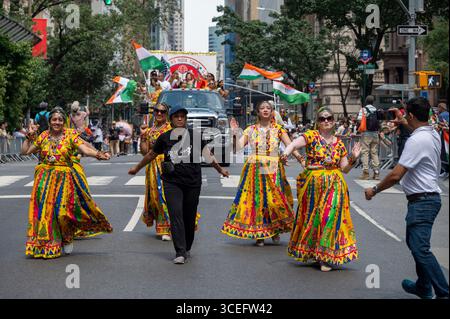 New York, Usa. August 2025. Die Teilnehmer tanzen bei der 43. India Day Parade auf der Madison Avenue am 17. August 2025 in New York City. Die farbenfrohe Feier würdigte Indiens Unabhängigkeitstag und zeigte Kultur, Folklore und Traditionen mit lebhaften Darstellungen und Beteiligung der Gemeinschaft. Quelle: SOPA Images Limited/Alamy Live News Stockfoto