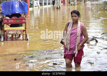 Guwahati, Guwahati, Indien. August 2025. Eine Frau wate durch die überflutete Straße nach Regen in Guwahati Indien am Sonntag, den 17. August 2025 (Foto: © Dasarath Deka/ZUMA Press Wire) NUR REDAKTIONELLE VERWENDUNG! Nicht für kommerzielle ZWECKE! Quelle: ZUMA Press, Inc./Alamy Live News Stockfoto