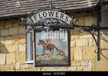 Vintage-Pub-Schild mit Outdoor-Display für Reitsport und Hounds Scene. Broadway, England Stockfoto
