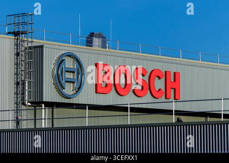 17. August 2025, Bayern, Bamberg: Schriftzug und Logo der Robert Bosch GmbH sind auf einer Niederlassung des Unternehmens in Bamberg (Bayern) zu sehen. Bosch ist ein deutscher Technologiekonzern mit Sitz in Stuttgart, der als Automobilzulieferer, Hersteller von Industrietechnik, Konsumgütern (Elektrowerkzeuge, Haushaltsgeräte) sowie Energie- und Gebäudetechnik tätig ist. Das Bosch-Logo (Anker im Kreis) soll die Zuverlässigkeit und Leistung der Bosch-Technologie zum Ausdruck bringen. (Symbolbild, Symbolfoto, Illustration, symbolisches Foto, illustratives Foto, Themenbild, allgemeines Bild, Themenfoto) Foto Stockfoto