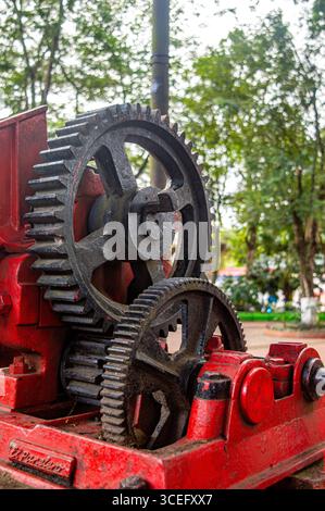 Eine Nahaufnahme eines verrosteten Getriebes an einer alten Maschine, die das industrielle Erbe in Villeta, Cundinamarca, Kolumbien symbolisiert. Stockfoto
