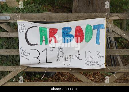 Buntes handgeschriebenes Schild Werbung Auto Boot Verkauf am Holztor. Bourton-on-the-Water, England Stockfoto