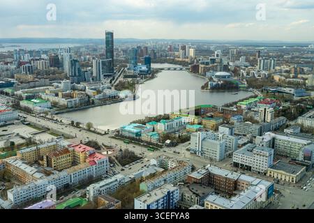 Deichung des zentralen Teichs und der Plotinka in Jekaterinburg im Sommer oder Frühherbst. Stadt im frühen Herbst oder Sommer. Das historische Zentrum des YE Stockfoto